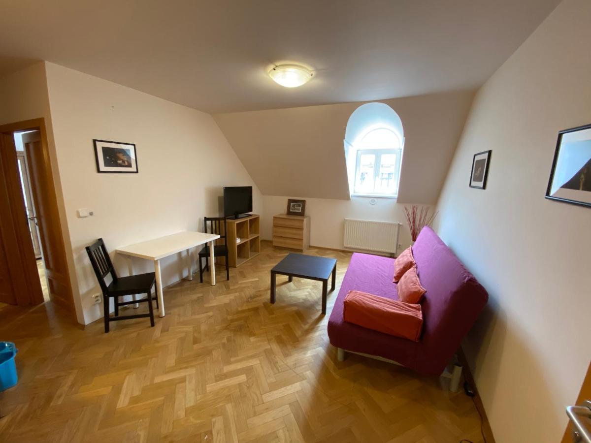 Beautiful Near Florenc Area Of Apartament *